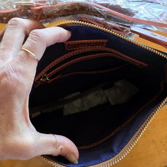 NEW Dooney & Bourke SF Giants medium crossbody. - Picture 4 of 8